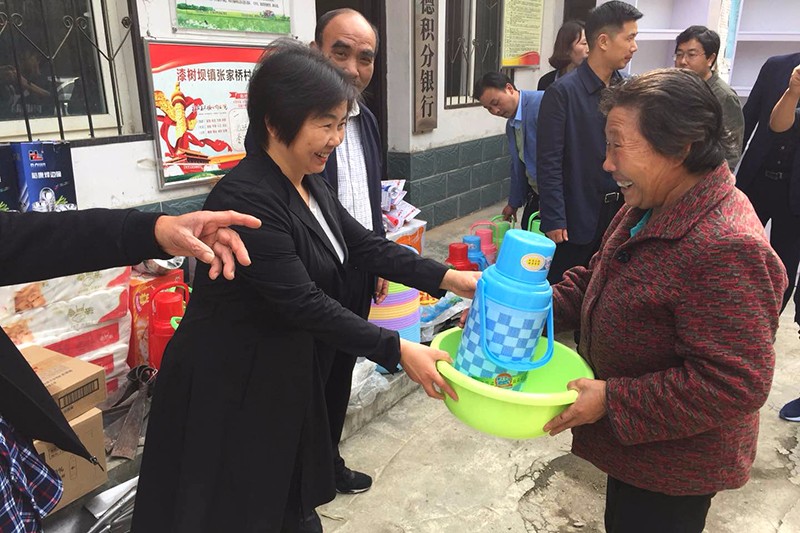 雨伞,洗衣粉等价值3000多元的物品,县人社局党组书记,局长陈国英就