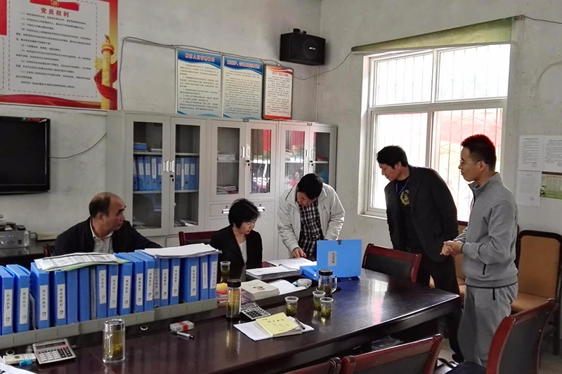 雨伞,洗衣粉等价值3000多元的物品,县人社局党组书记,局长陈国英就