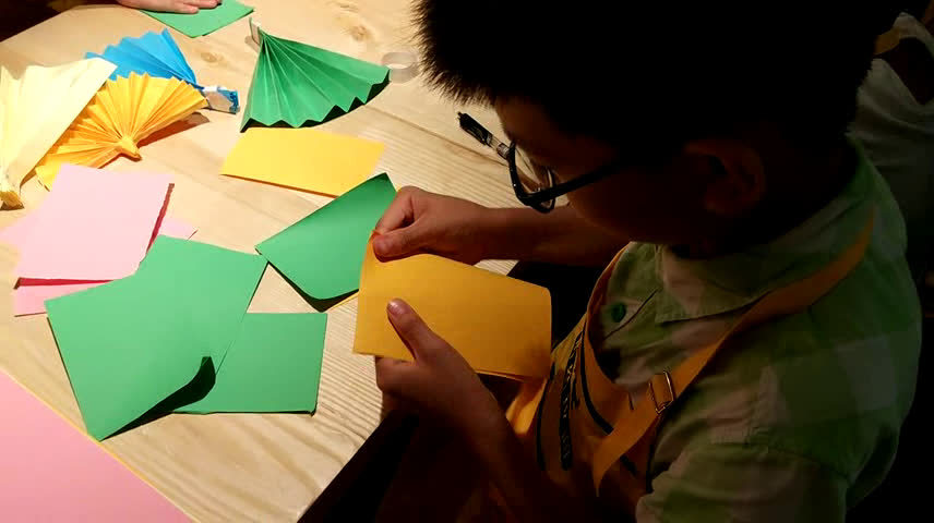 折纸小达人演示撕纸的正确姿势! 夏天避暑的正确姿势 小小拉面师