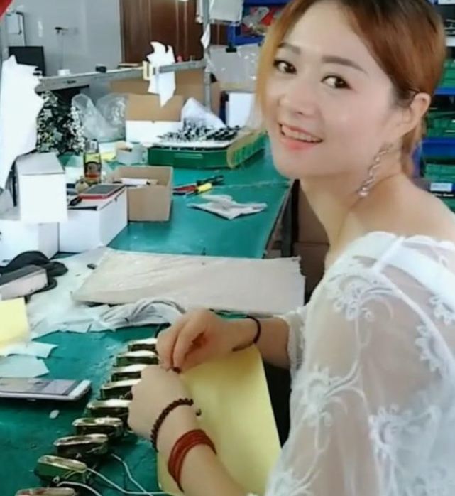 像这样在工厂里打工的美女不在少数,不过工厂打工要加班加点地干活,这