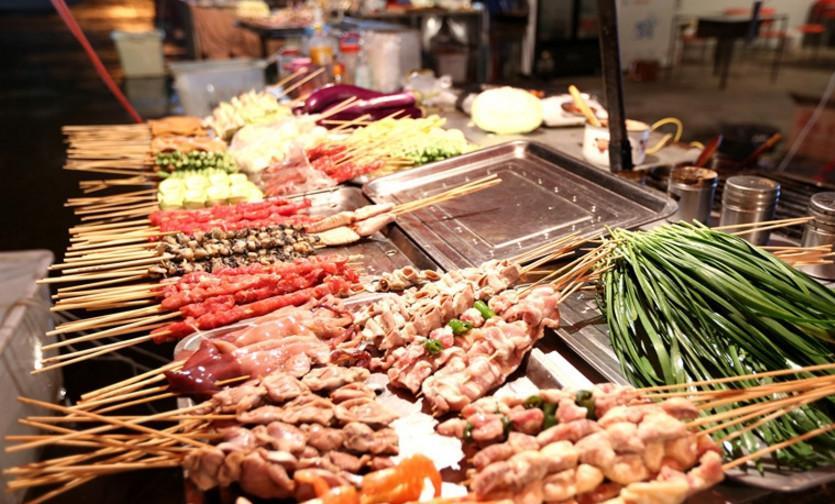 夜市上的美食数不胜数, 路边摊才是国人的最爱, 摊主一季能赚10万