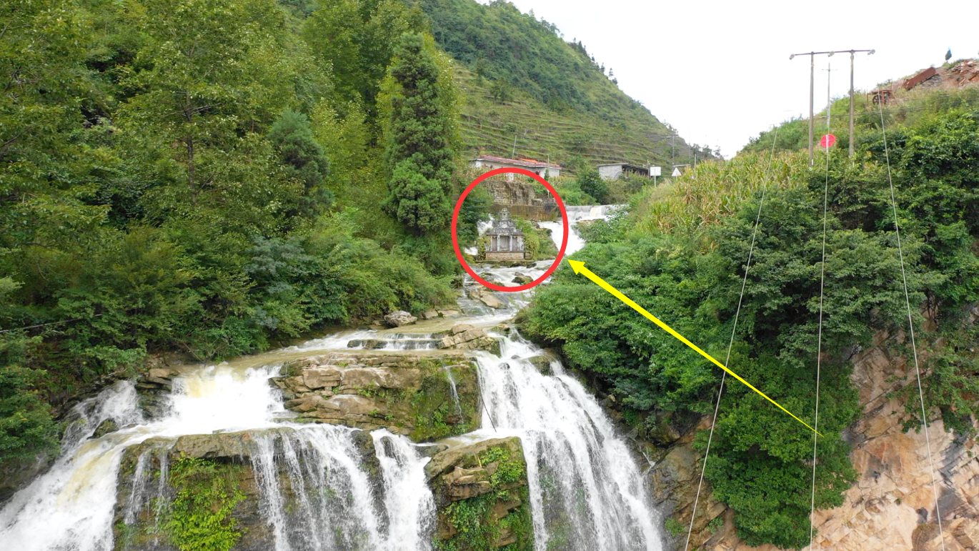 贵州山区发现一座葬在河里的坟墓,坟前就是百米瀑布,风水宝地