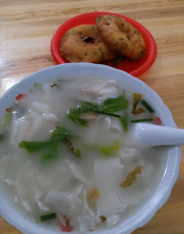 说起这锅边糊,它和油饼还有三角糕等是最配的!