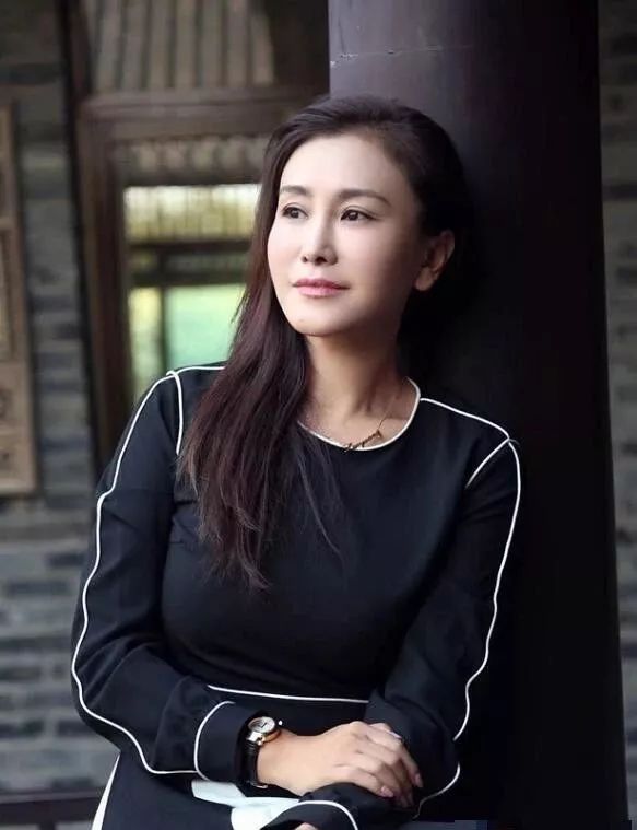 她曾是"最美警花",与大23岁导演结婚无人知,今50岁仍霸气十足