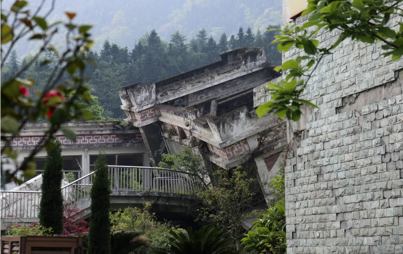 汶川地震10年，倒塌的教学楼和宿舍被保留，杂草丛生空无一人