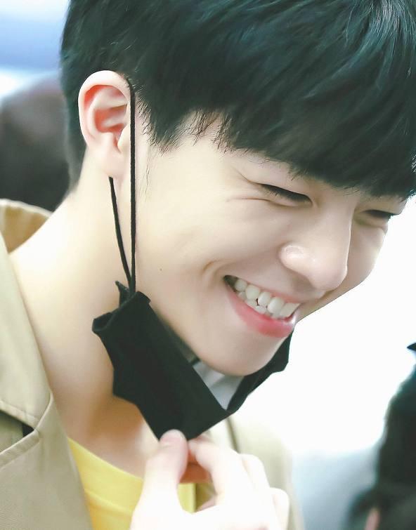 陈立农素颜上热搜, 网友热议: 我还以为是补完了作业呢!