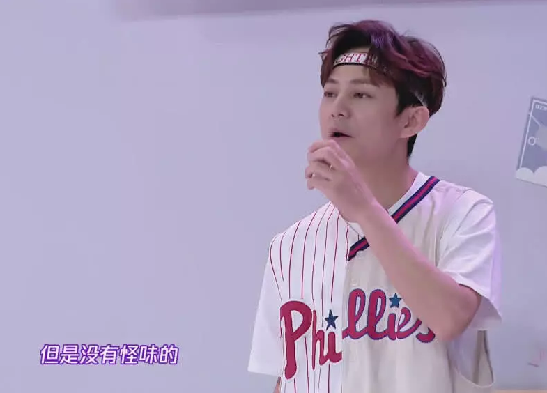 《口红王子》杨超越的美妆蛋被男嘉宾吐槽太脏,何炅机智化解尴尬