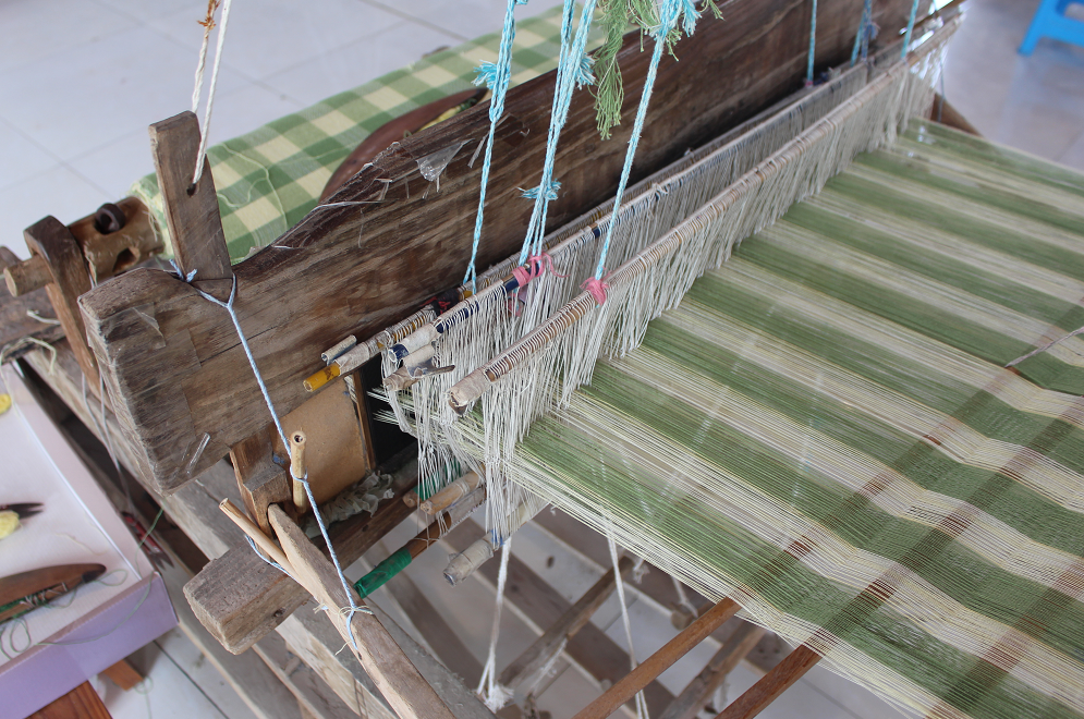 他今年二十八岁,他叫刘越,也是商河出了名的人,因为他干这个老粗布干