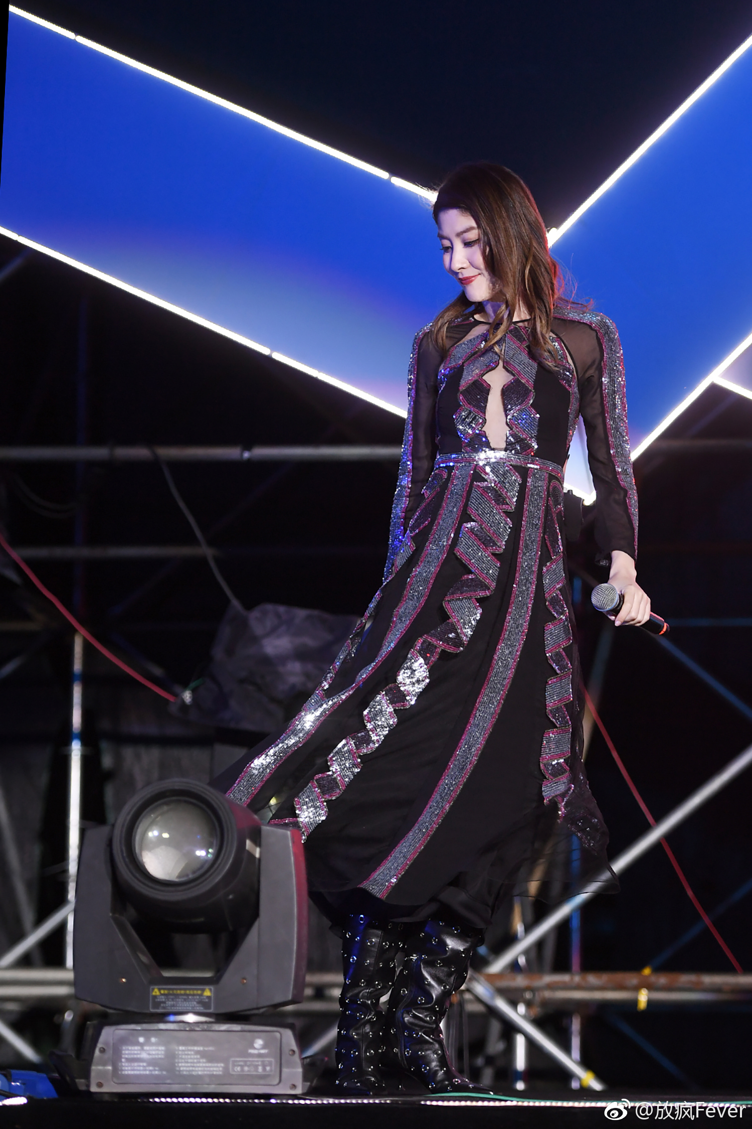 近日,@陈慧琳-kellychen 一身长裙现身山城重庆仙女山国际音乐节