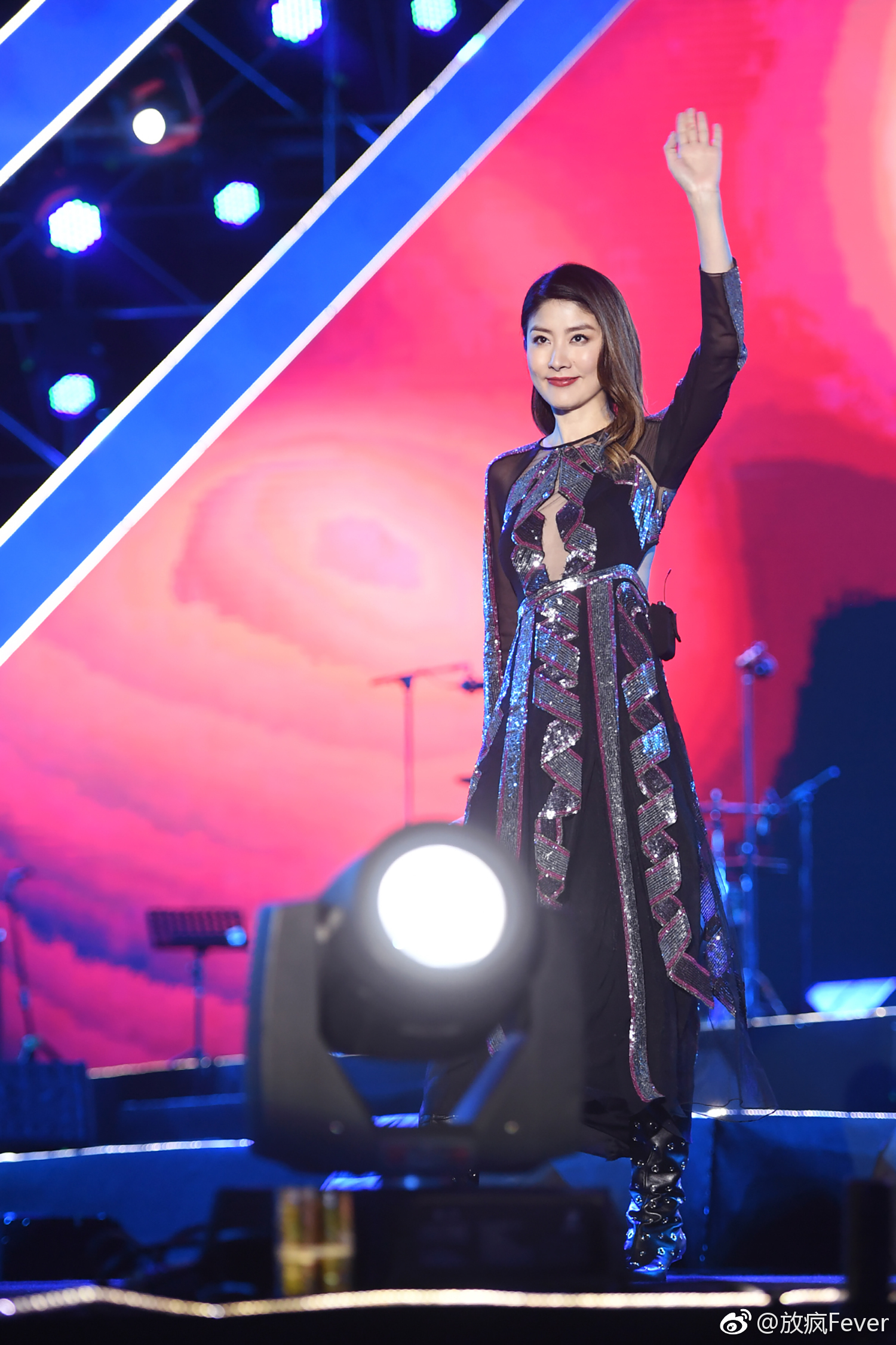 近日,@陈慧琳-kellychen 一身长裙现身山城重庆仙女山国际音乐节