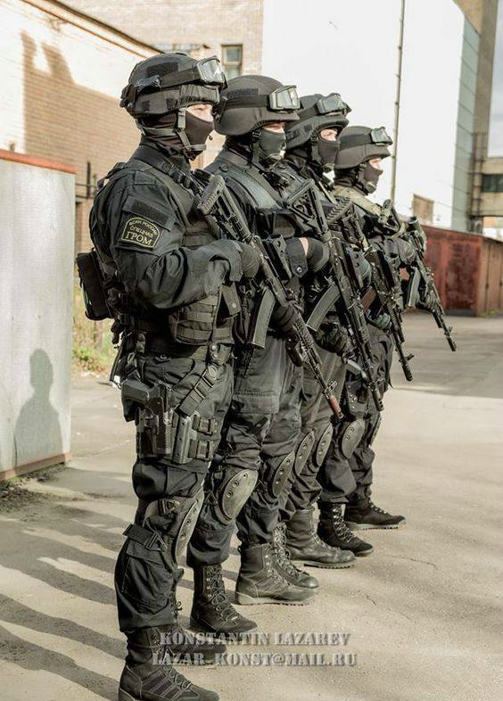 看外国雇佣兵与警察还有特种兵的装备这一身行头价值不菲