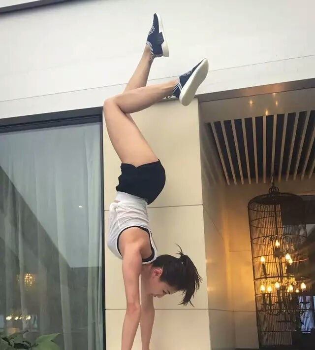 一言不合便来个一字马单身女神何雯娜终究活成了人人羡慕的模样