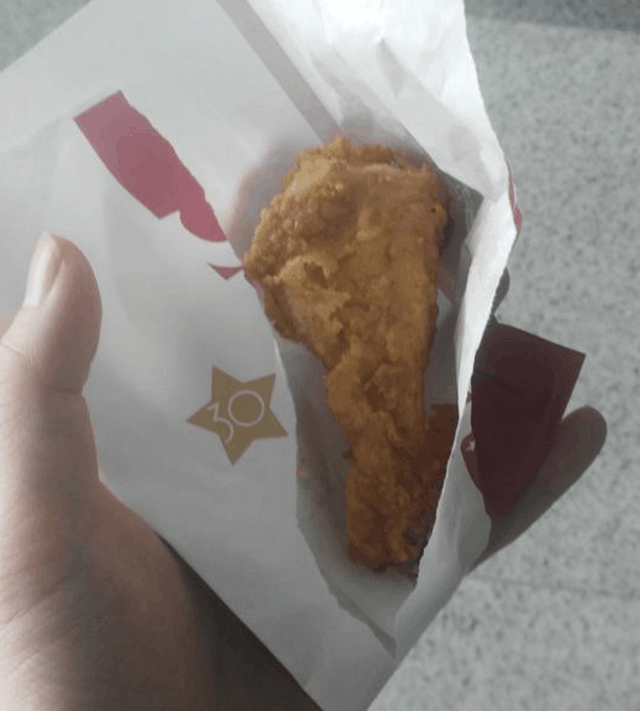 肯德基"最小鸡腿"引顾客不满, 店员回应: 别人都喜欢小的|原味鸡