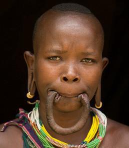 非洲旅游: 非洲人唇盘的习俗, 女人在下嘴唇上撑