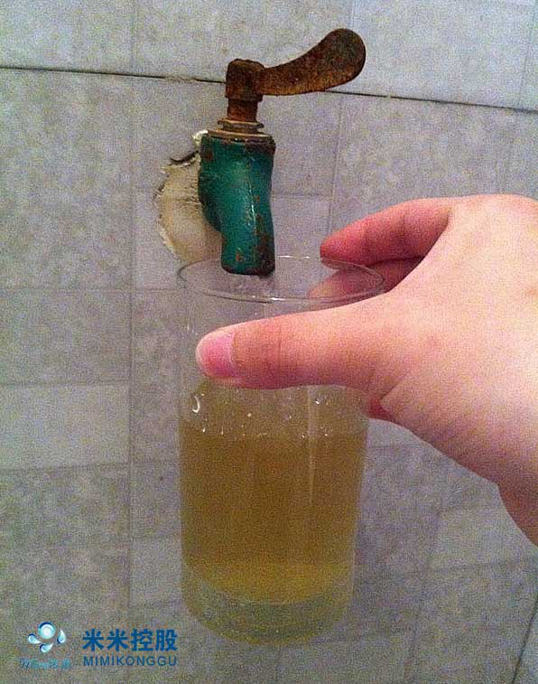 突发停水,记者赶到时随即用一个干净的玻璃杯接水,竟然流出浑浊的脏水
