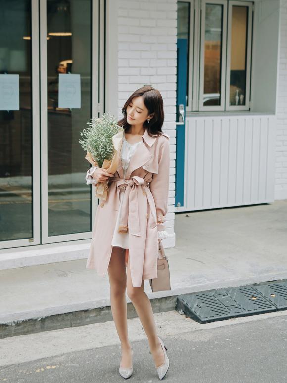 孙允珠 蕾丝网纱衫搭配超短裙穿出邻家乖乖女的纯情