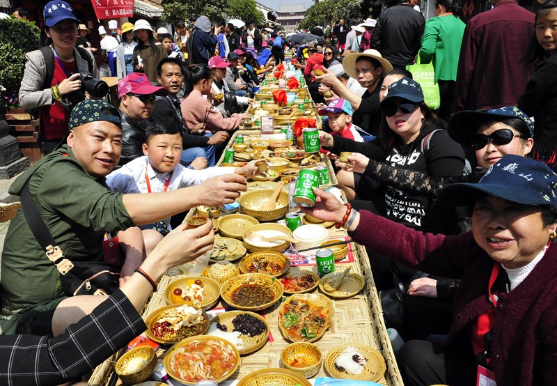 2018中华彝族祭祖节暨大理巍山小吃节开幕 生态养生长街宴惹人爱
