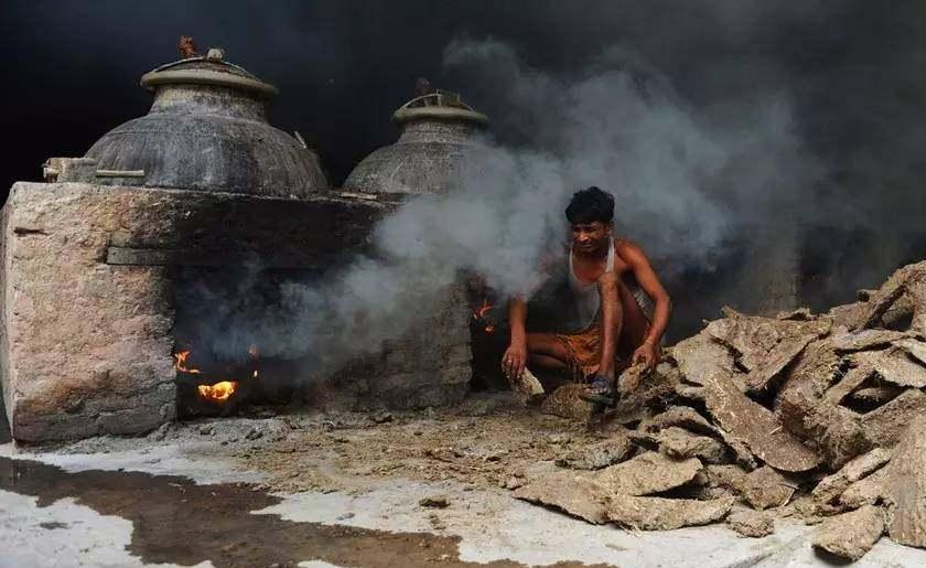 印度精油制作工艺复杂而传统, 设备简陋