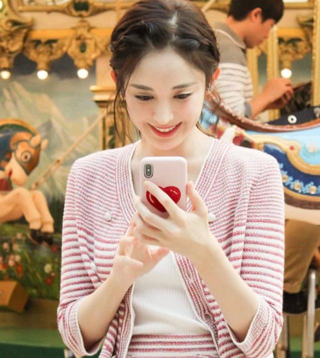 古力娜扎精致编发甜到炸,穿上小香风套装,轻松嫩成18岁美少女