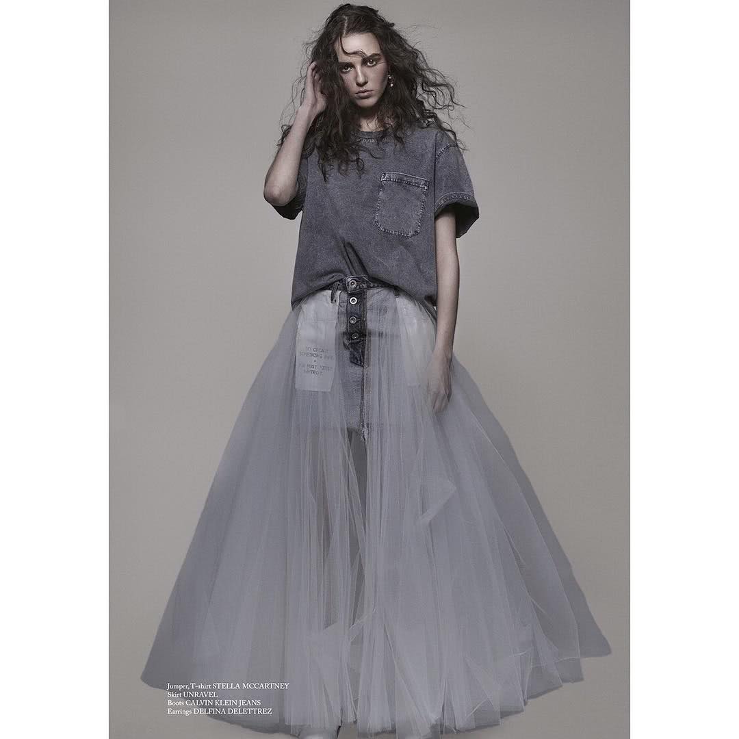 首先最抢戏的肯定是她的裙子,大概为了呼应裙子,她在脖子上还搭配了纱