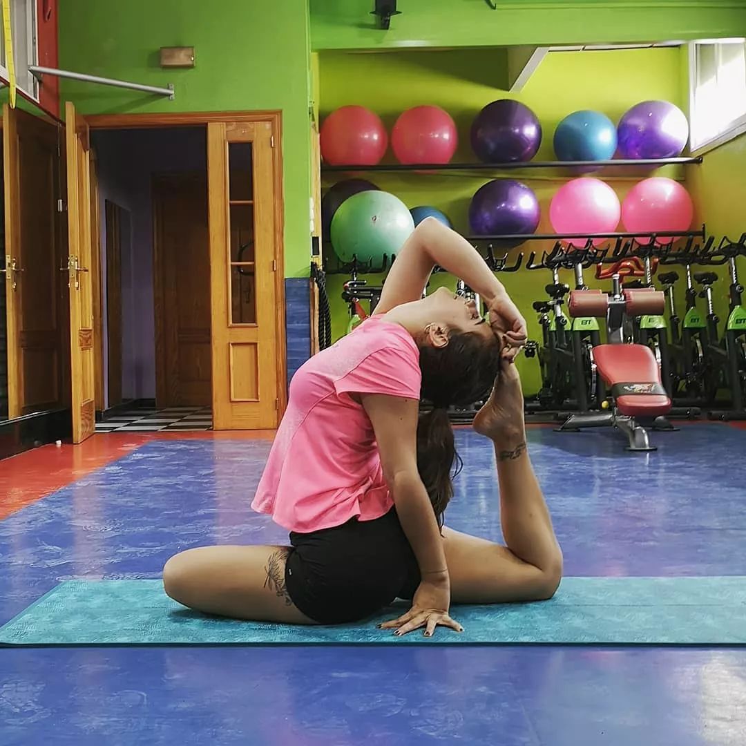 双手鸽王式,带来你意想不到的腹部拉伸感,瘦肚子瘦小腹