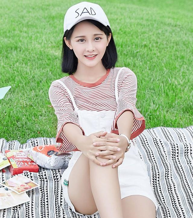 爱美的小女生夏天里少不了一件牛仔背带裤显可爱又有活力