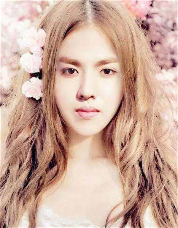 而被网友ps过的吴亦凡女装扮相,金色长头发,头上戴着几朵花,加上白皙