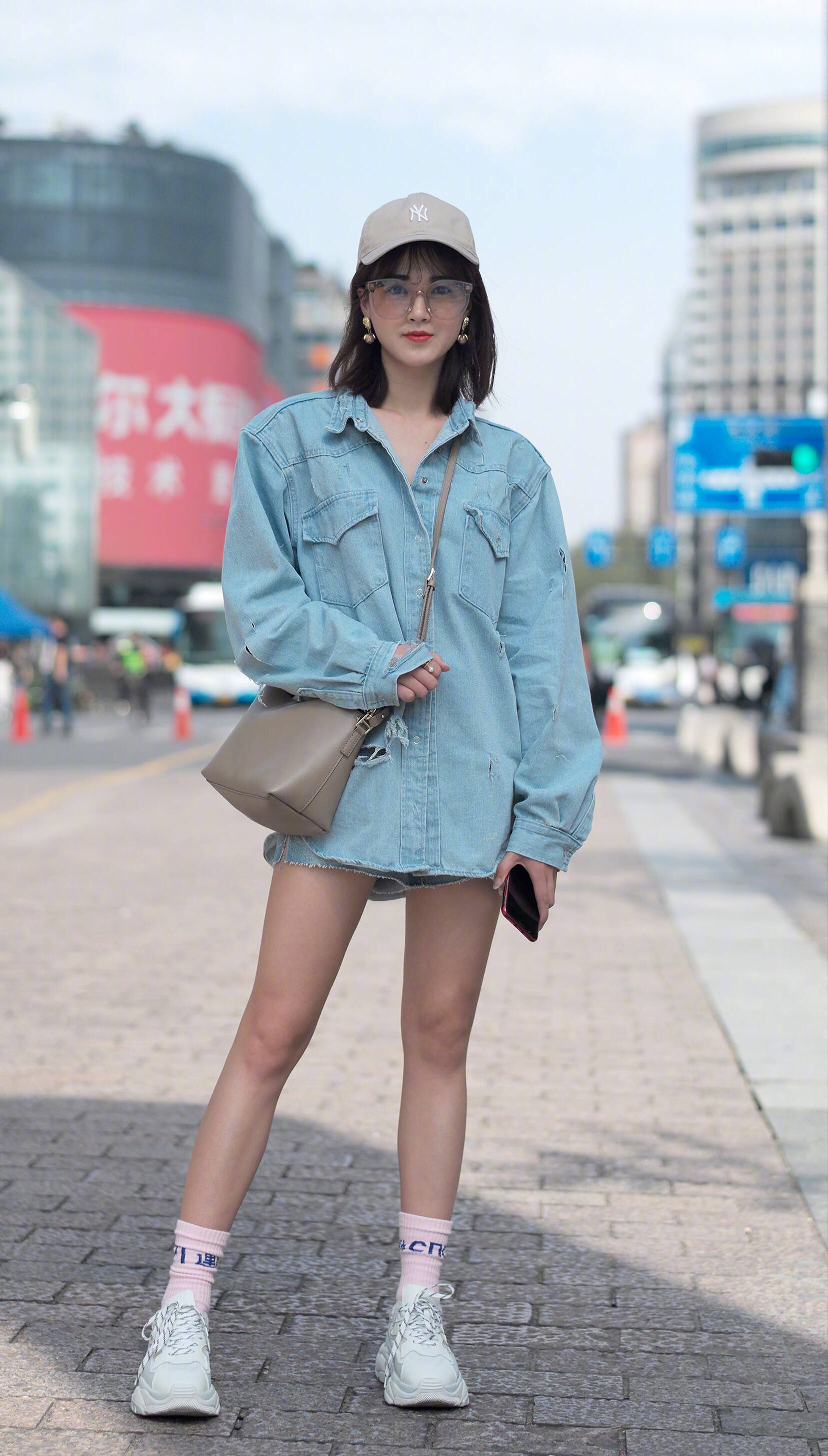 街拍美女:牛仔外套还能这样穿,回头率杠杠的