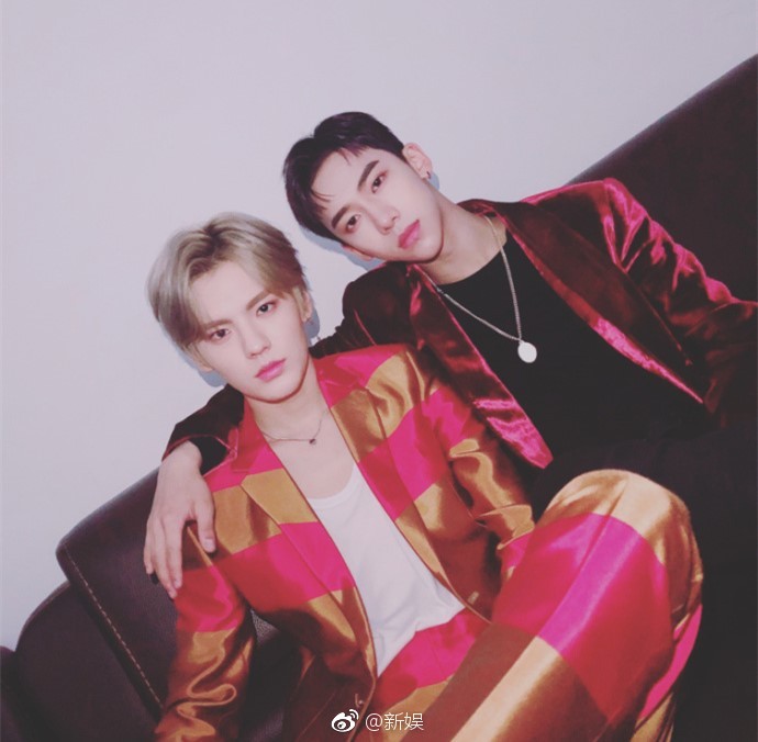 黄明昊拍照技术黄明昊更博黄明昊更博晒出自己与丁泽仁李权哲