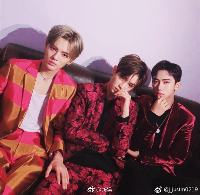 黄明昊拍照技术黄明昊更博黄明昊更博晒出自己与丁泽仁李权哲