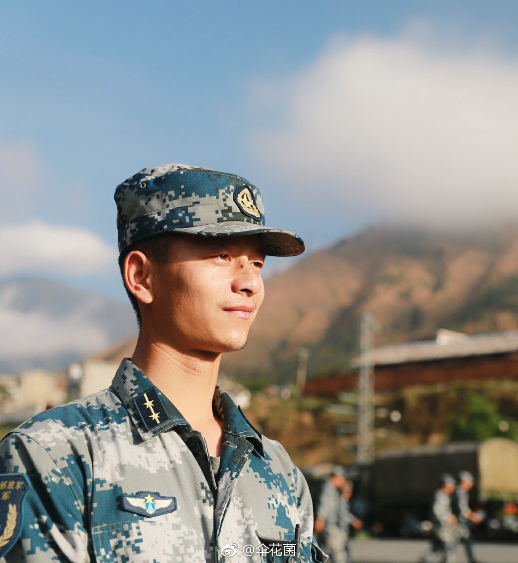 他们的每一个笑容是温暖的希望他们遇上的解放军叔叔在他们心中埋下