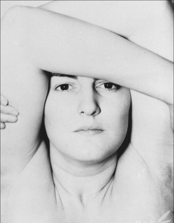 从一间红得像鲜血的屋子,谈黑白与彩色摄影的本质区别|卡拉汉|摄影