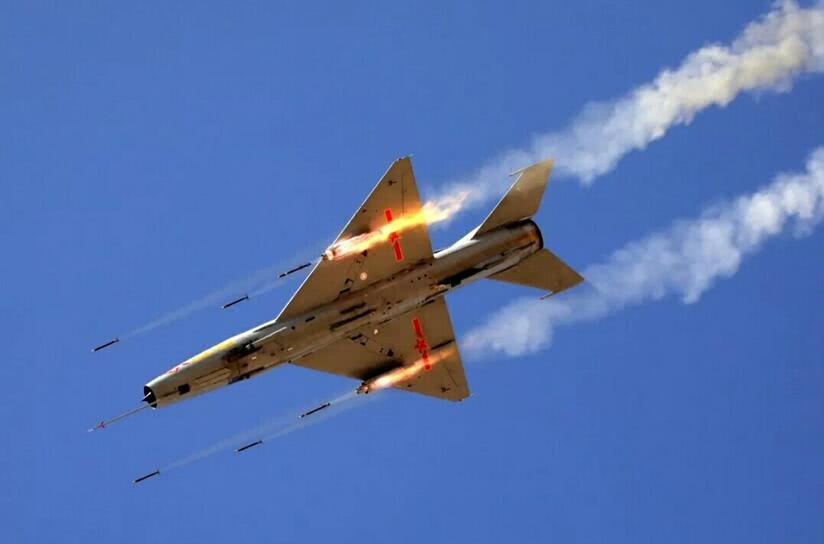 其采用了比较特殊的双三角翼,采用的是涡喷-13发动机,较大的改善了其