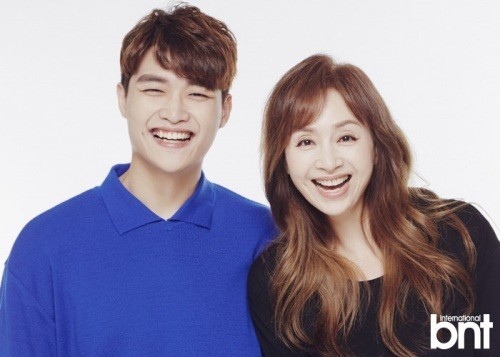 韩国女艺人朴海美携手儿子黄成才拍杂志写真