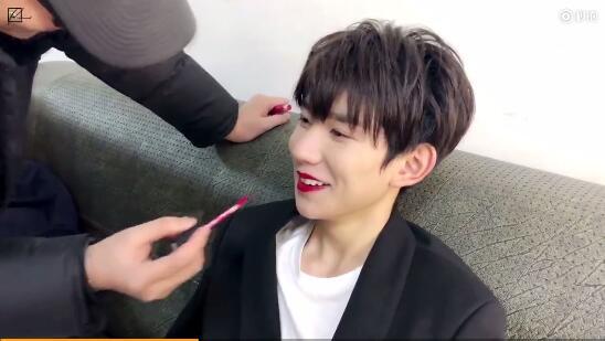 王源|口红|红唇_新浪新闻