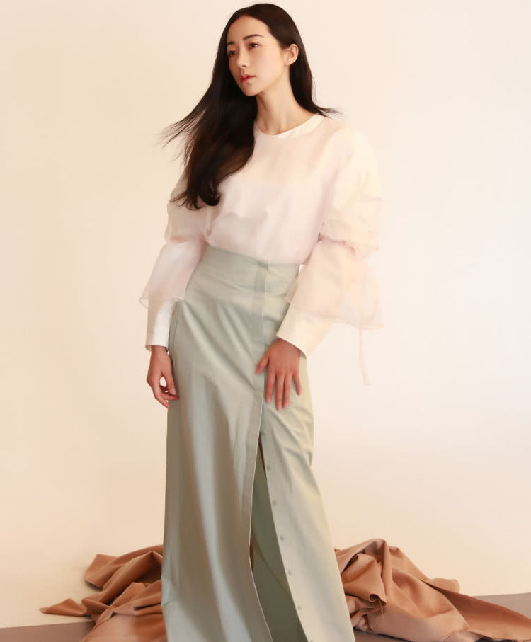 韩雪红色上衣配阔腿裤,复古风十足,网友:被干燥剂腰带吸引