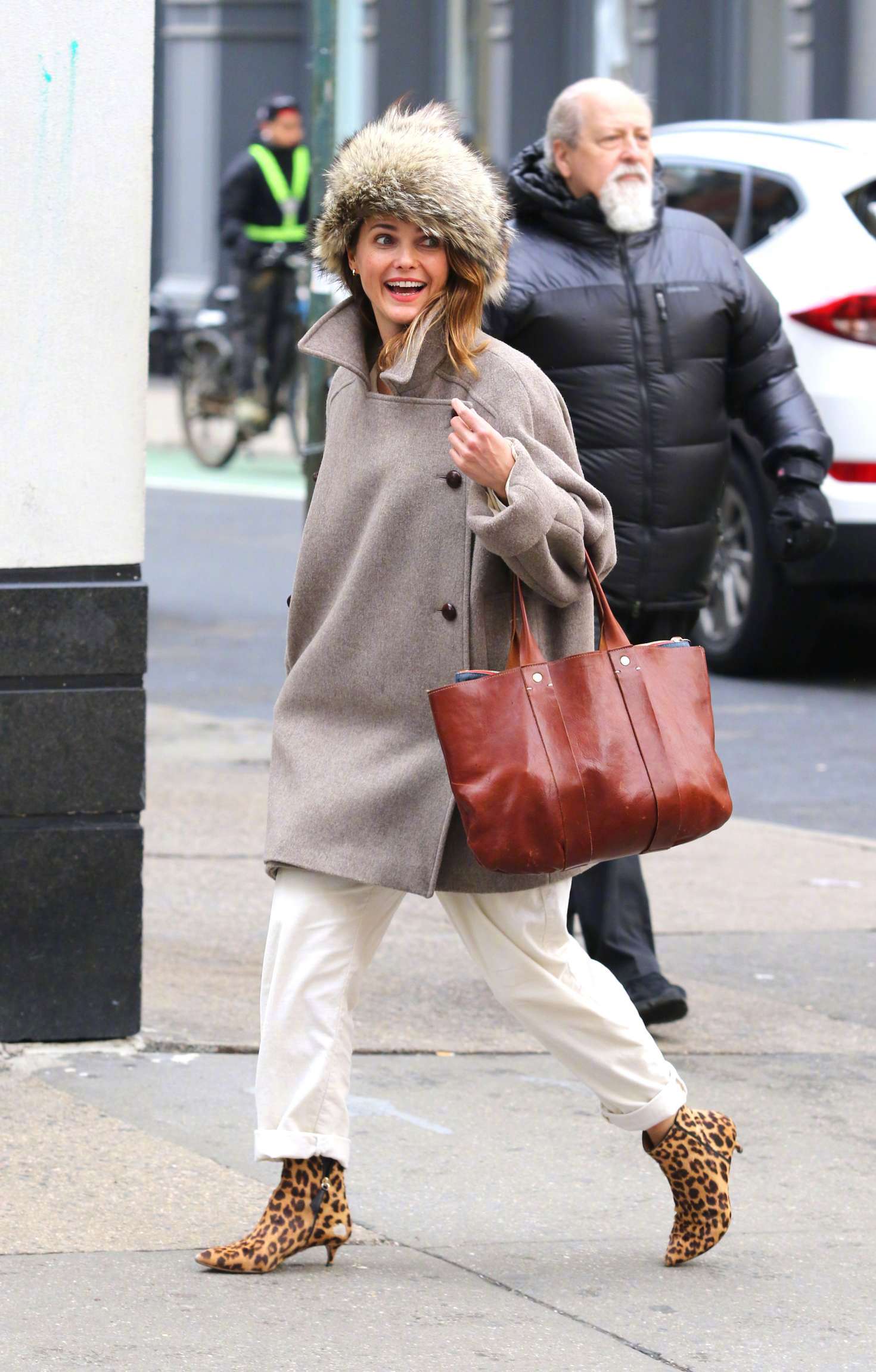 凯丽拉塞尔kerirussell美国谍梦身穿别致的短大衣