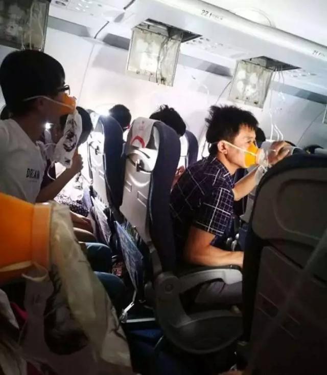 现场还原3u8633挡风玻璃掉落机长咬牙拼死救回全机乘客