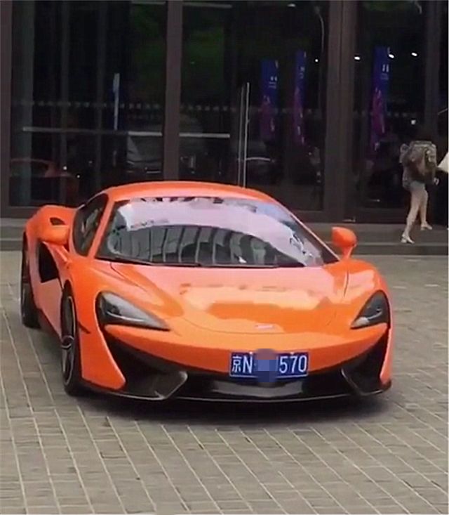 北京偶遇340万迈凯伦超跑车牌很个性车主是一位白富美