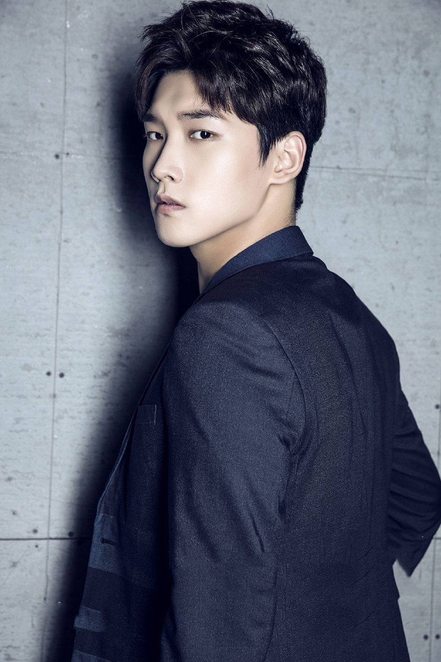 21岁邢昭林穿西装成熟如30岁潮流小哥vs白领高管你给几分