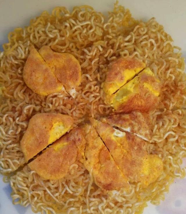 方便面鸡蛋饼做成这样饼比薯条还好吃