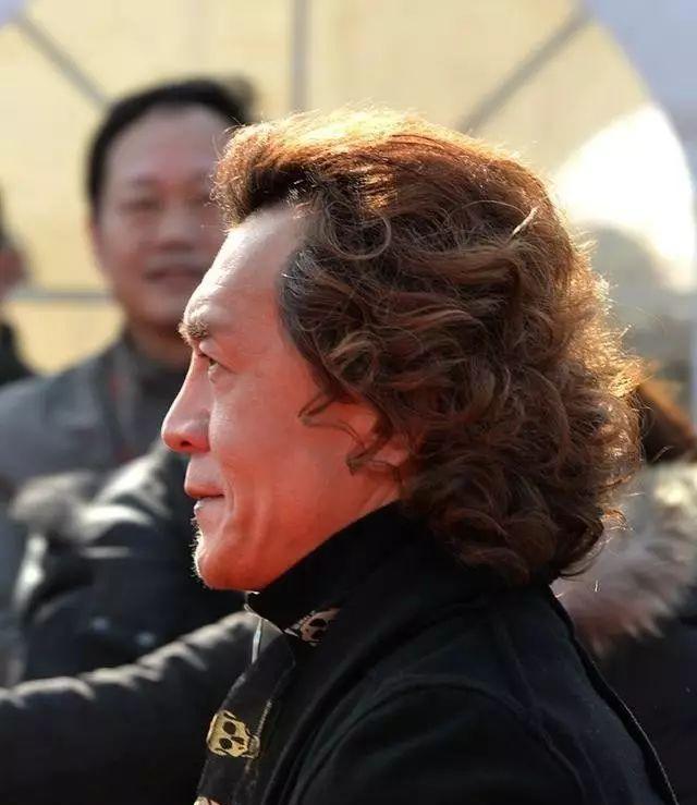 49岁李咏一头短发现身看着年轻10岁, 私人千万座驾奢华如宫殿