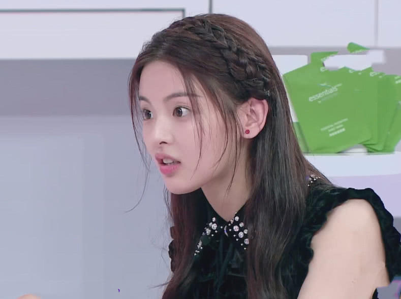 《口红王子》杨超越的美妆蛋被男嘉宾吐槽太脏,何炅机智化解尴尬