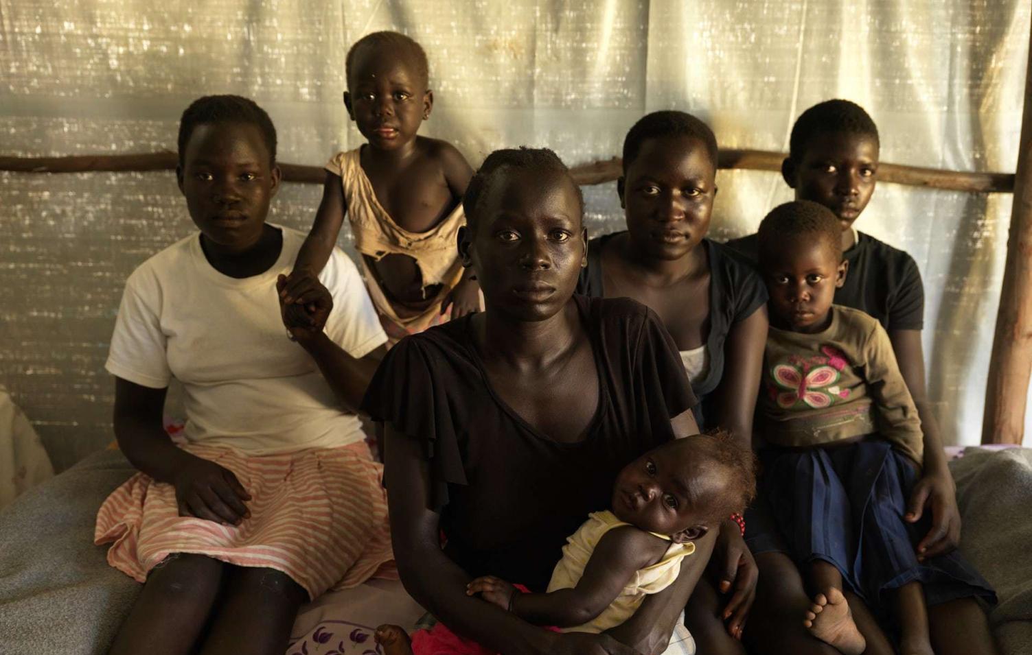 乌干达难民营里的儿童只有一个希望, 那就是吃饱饭, 不挨饿