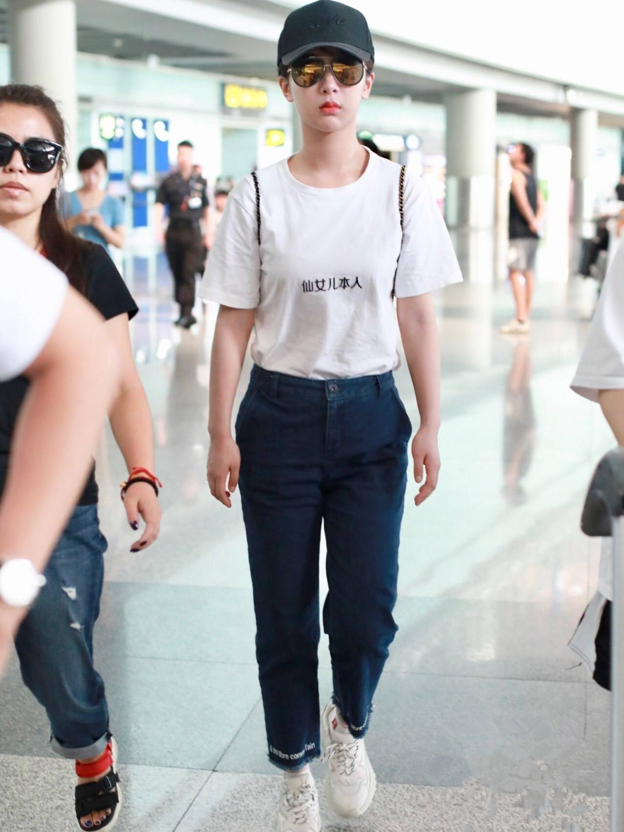 杨紫分手后穿男友风衬衫现身机场,换条破洞裤就瘦成小细腿了?