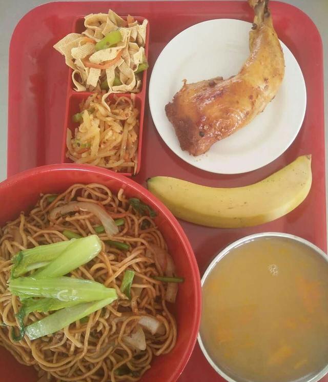 本人承包学校餐厅推出特色快餐十五元一份, 大家看贵不贵?