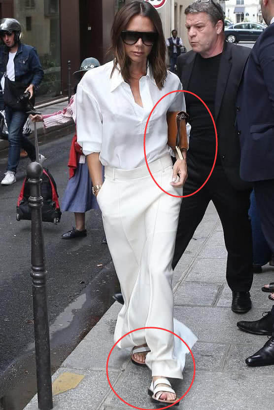 贝嫂维多利亚近照,夹公文包穿凉鞋,超模下嫁小贝后仙气耗尽!