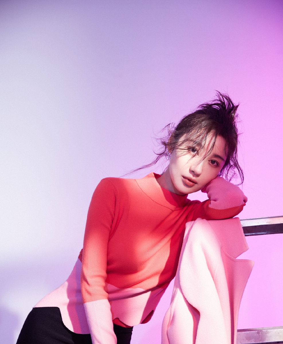 李菲儿"北京八分钟"红色镶珠溜冰装少女感爆棚,为冰雪菲点赞