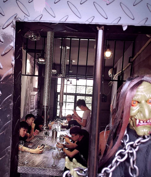 监狱主题餐厅,体验蹲牢房吃饭的滋味,真会玩!