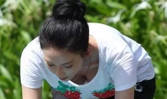 林志玲弯腰时现小白兔,网友"狂按"放大键,黄渤因眼神获赞无数?